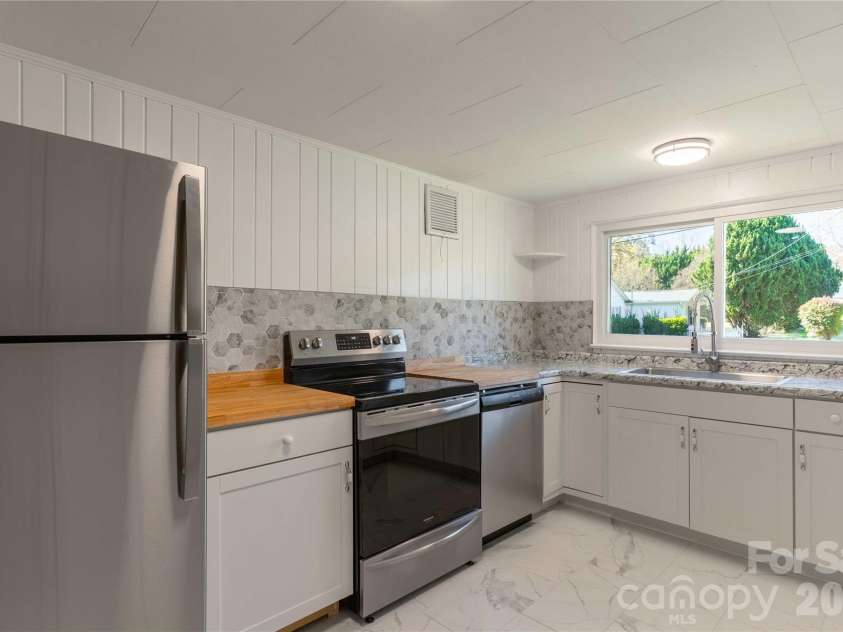 422 Hebron Road, Hendersonville, NC 28739.  MLS# CAR4319667, YatesRealty ID 4006. Kitchen