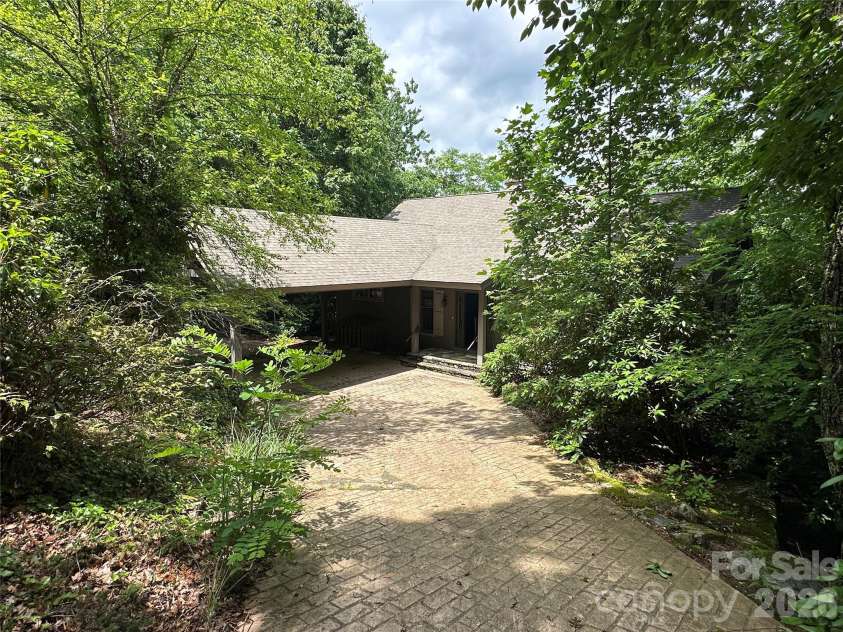 880 Rochester Drive, Cashiers, NC 28717.  MLS# CAR4408151, YatesRealty ID 40069. 