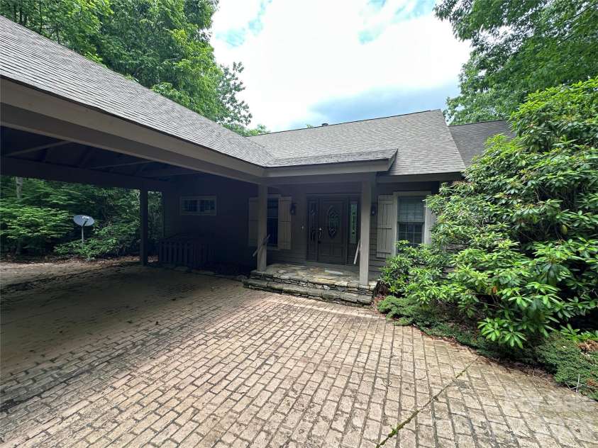 880 Rochester Drive, Cashiers, NC 28717.  MLS# CAR4408151, YatesRealty ID 40069. 