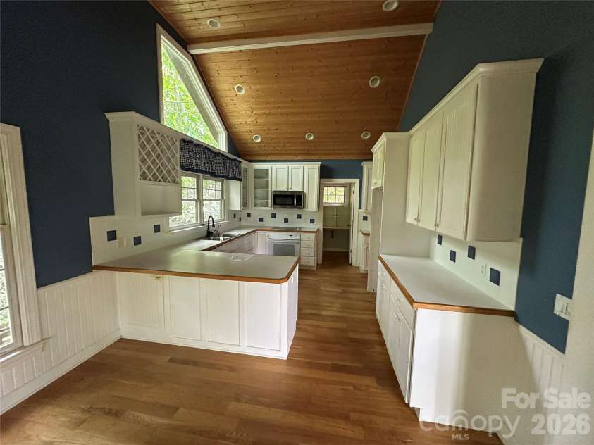 880 Rochester Drive, Cashiers, NC 28717.  MLS# CAR4408151, YatesRealty ID 40069. 