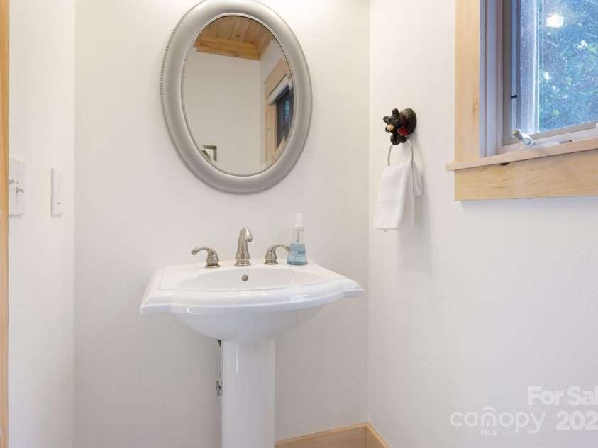 18 Wood Haven Lane, Black Mountain, NC 28711.  MLS# CAR4228903, YatesRealty ID 4007. Half Bath on Main 