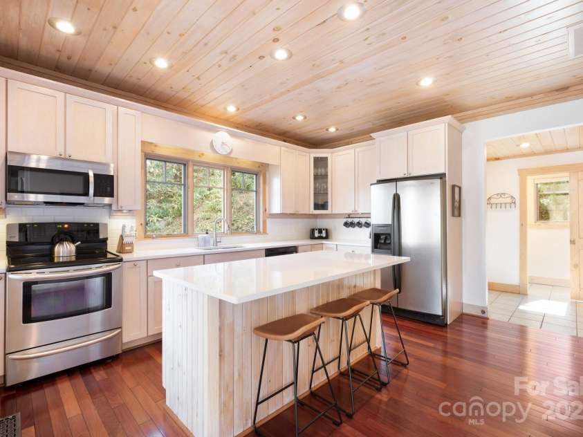 18 Wood Haven Lane, Black Mountain, NC 28711.  MLS# CAR4228903, YatesRealty ID 4007. Spacious Kitchen with Eat-In Island