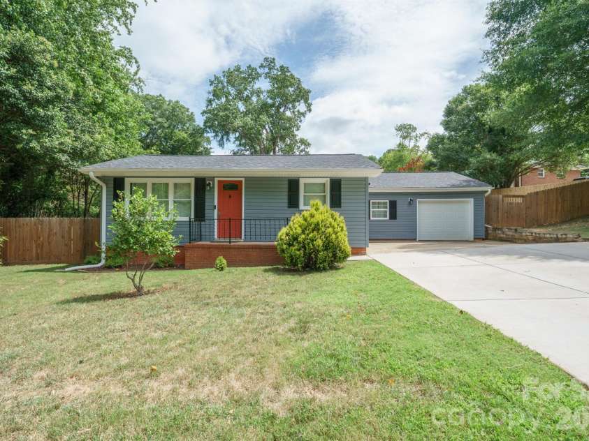 200 Point Circle, Belmont, NC 28012.  MLS# CAR4406314, YatesRealty ID 40072. 