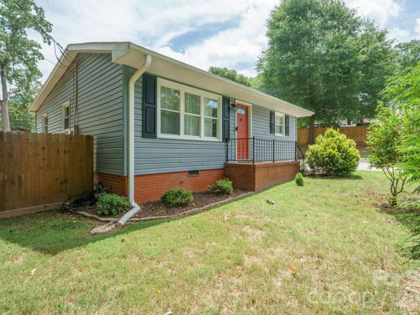 200 Point Circle, Belmont, NC 28012.  MLS# CAR4406314, YatesRealty ID 40072. 