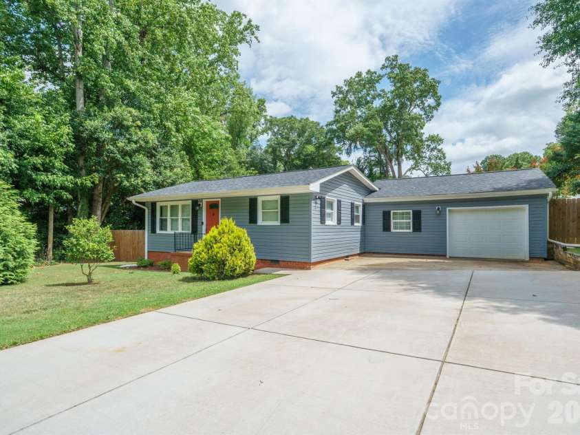 200 Point Circle, Belmont, NC 28012.  MLS# CAR4406314, YatesRealty ID 40072. 