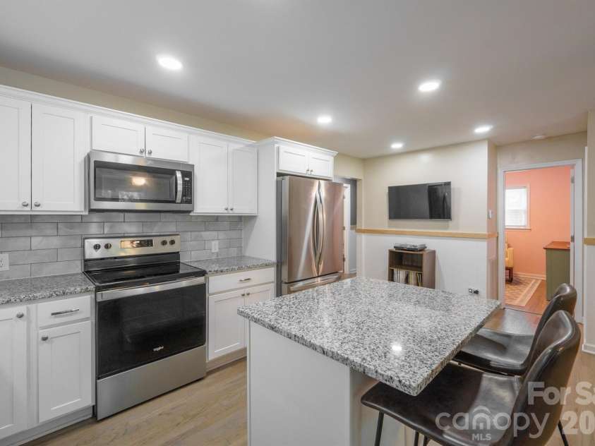 200 Point Circle, Belmont, NC 28012.  MLS# CAR4406314, YatesRealty ID 40072. 