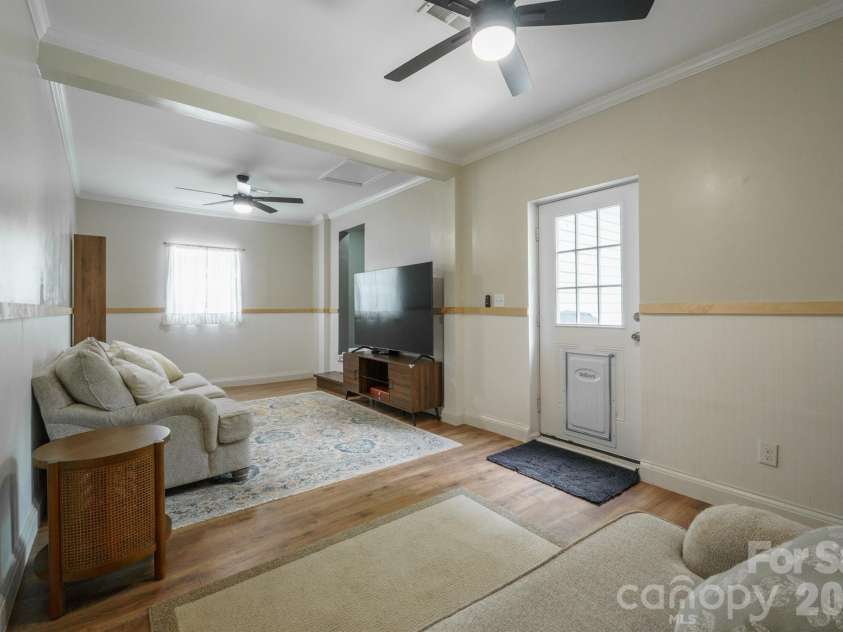 200 Point Circle, Belmont, NC 28012.  MLS# CAR4406314, YatesRealty ID 40072. 