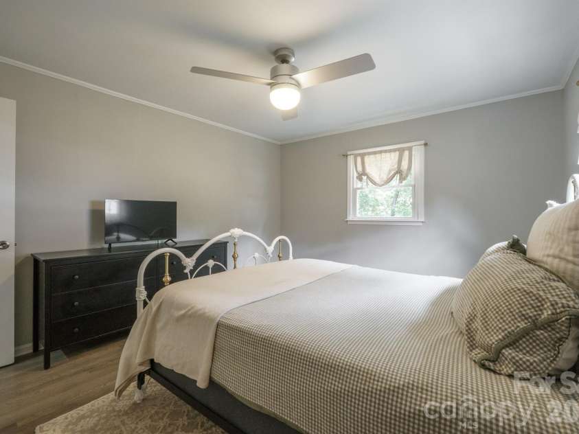 200 Point Circle, Belmont, NC 28012.  MLS# CAR4406314, YatesRealty ID 40072. 