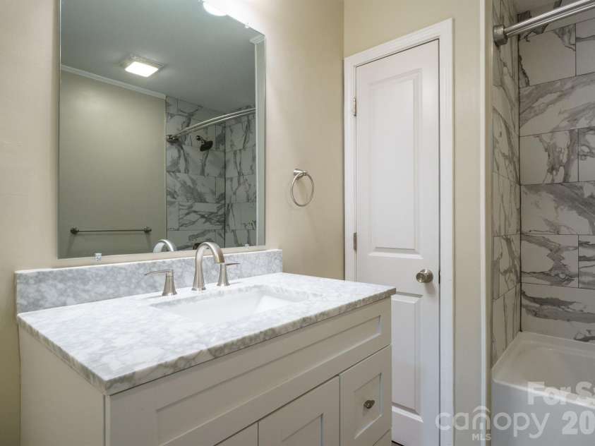 200 Point Circle, Belmont, NC 28012.  MLS# CAR4406314, YatesRealty ID 40072. 