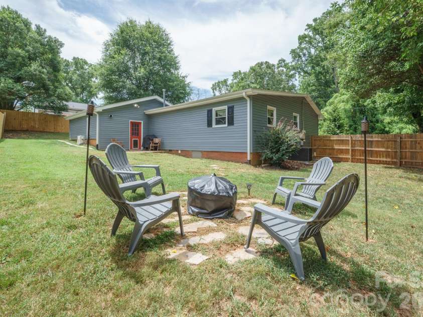 200 Point Circle, Belmont, NC 28012.  MLS# CAR4406314, YatesRealty ID 40072. 
