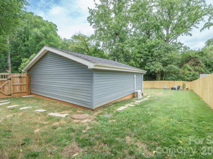 200 Point Circle, Belmont, NC 28012.  MLS# CAR4406314, YatesRealty ID 40072. 