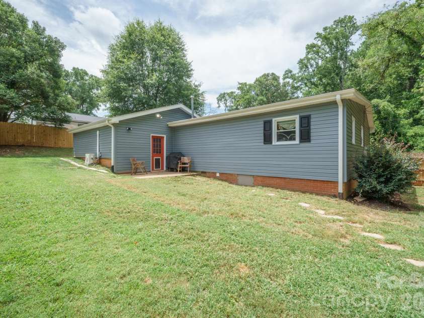 200 Point Circle, Belmont, NC 28012.  MLS# CAR4406314, YatesRealty ID 40072. 