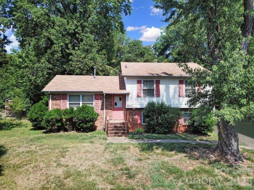6010 Red Carriage Lane, Charlotte, NC 28212.  MLS# CAR4407873, YatesRealty ID 40075. 