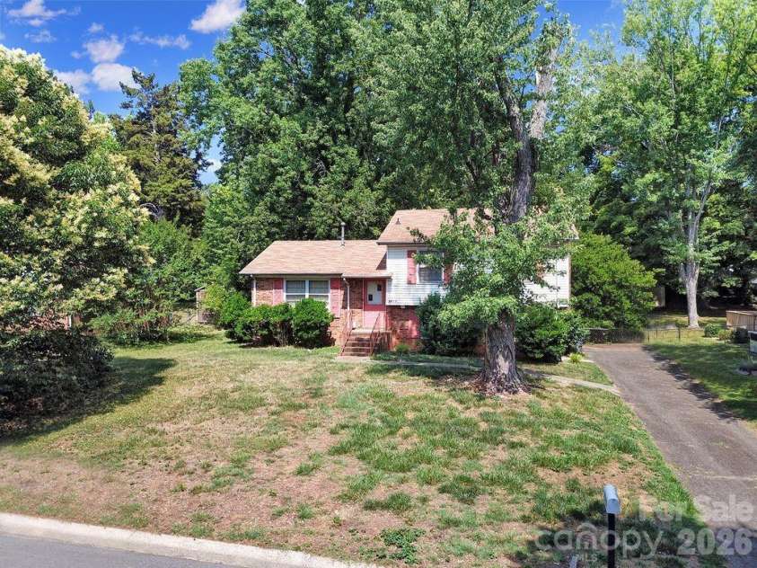 6010 Red Carriage Lane, Charlotte, NC 28212.  MLS# CAR4407873, YatesRealty ID 40075. 
