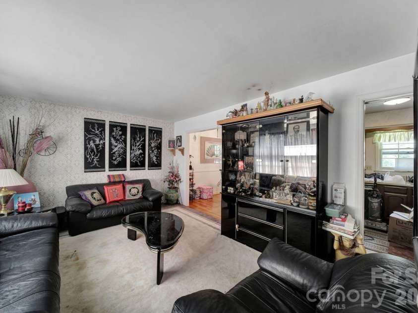 6010 Red Carriage Lane, Charlotte, NC 28212.  MLS# CAR4407873, YatesRealty ID 40075. 