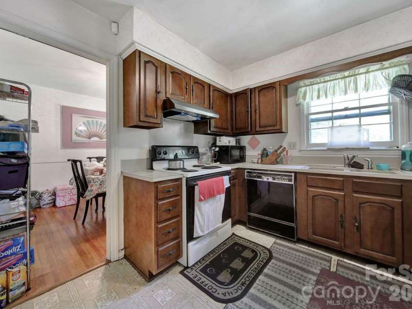 6010 Red Carriage Lane, Charlotte, NC 28212.  MLS# CAR4407873, YatesRealty ID 40075. 