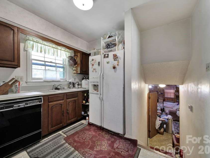 6010 Red Carriage Lane, Charlotte, NC 28212.  MLS# CAR4407873, YatesRealty ID 40075. 