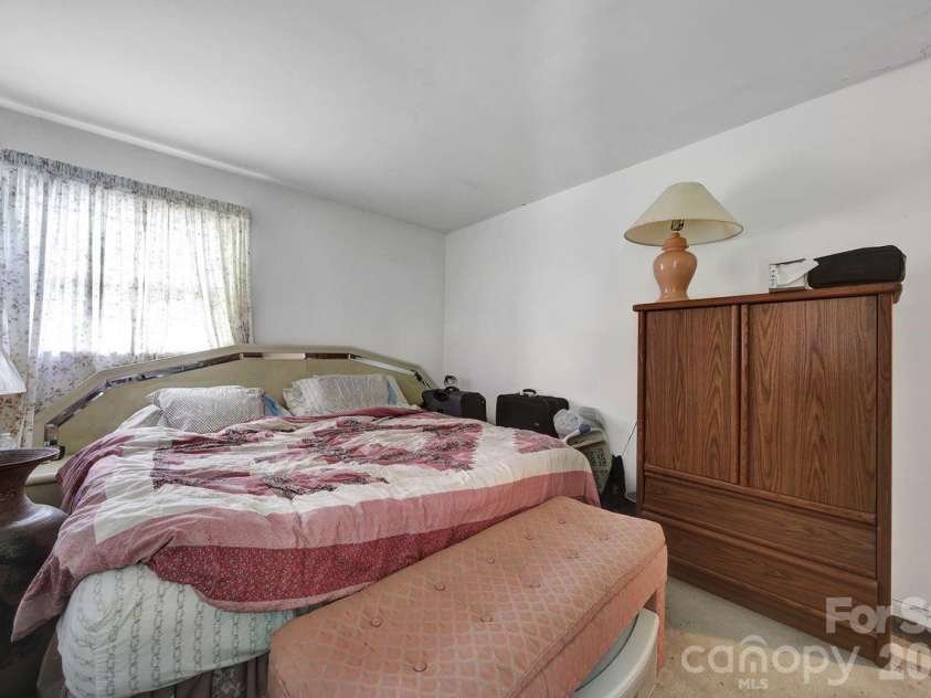 6010 Red Carriage Lane, Charlotte, NC 28212.  MLS# CAR4407873, YatesRealty ID 40075. 