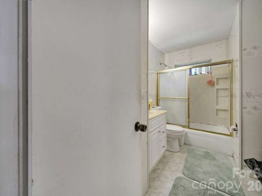 6010 Red Carriage Lane, Charlotte, NC 28212.  MLS# CAR4407873, YatesRealty ID 40075. 