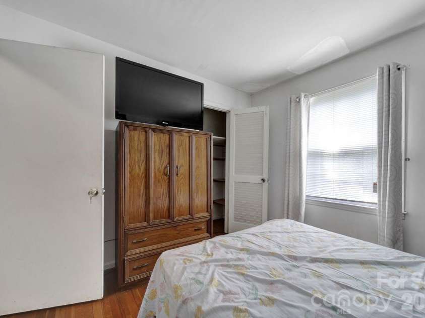 6010 Red Carriage Lane, Charlotte, NC 28212.  MLS# CAR4407873, YatesRealty ID 40075. 
