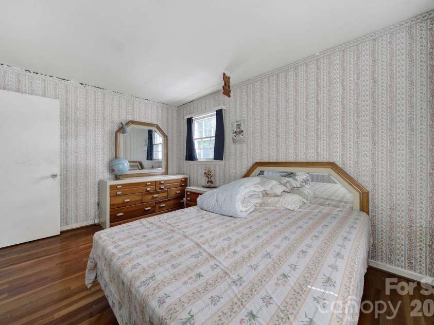 6010 Red Carriage Lane, Charlotte, NC 28212.  MLS# CAR4407873, YatesRealty ID 40075. 