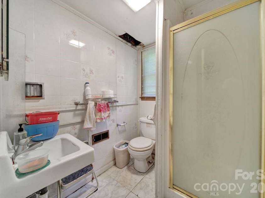 6010 Red Carriage Lane, Charlotte, NC 28212.  MLS# CAR4407873, YatesRealty ID 40075. 
