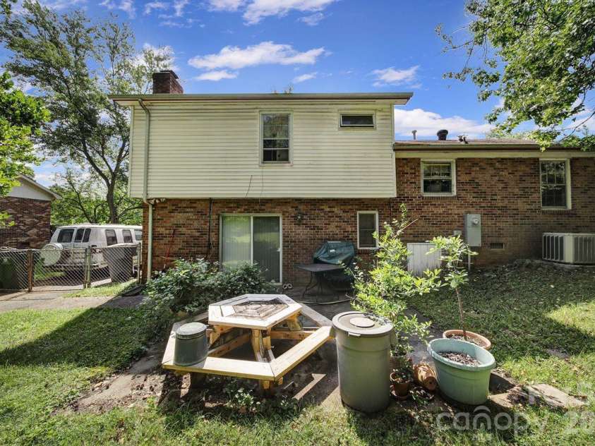 6010 Red Carriage Lane, Charlotte, NC 28212.  MLS# CAR4407873, YatesRealty ID 40075. 