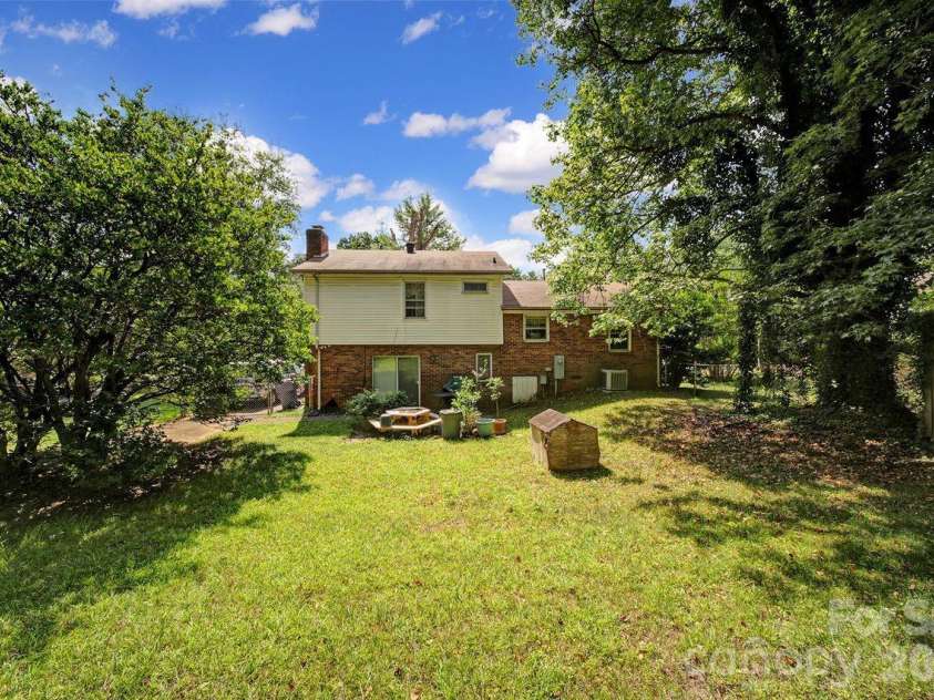 6010 Red Carriage Lane, Charlotte, NC 28212.  MLS# CAR4407873, YatesRealty ID 40075. 