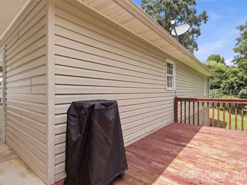 106 Arlington Avenue, Jonesville, NC 28642.  MLS# CAR4408147, YatesRealty ID 40077. 