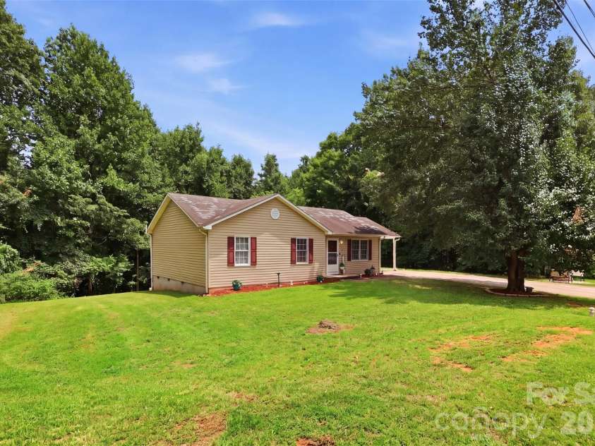 106 Arlington Avenue, Jonesville, NC 28642.  MLS# CAR4408147, YatesRealty ID 40077. 
