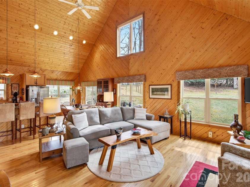 600 Sassafras Drive, Spruce Pine, NC 28777.  MLS# CAR4408347, YatesRealty ID 40083. 