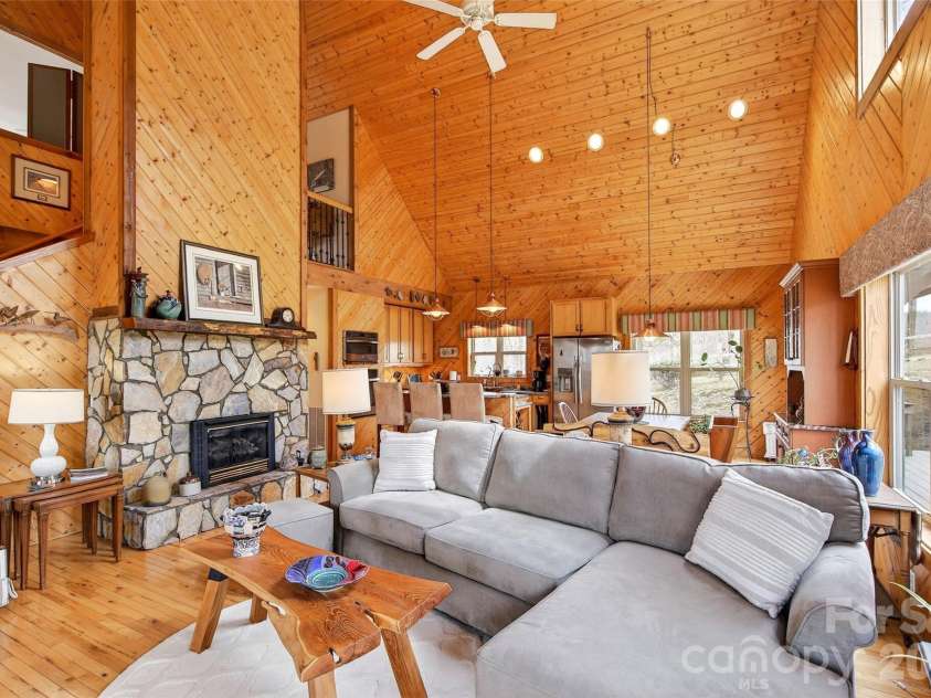600 Sassafras Drive, Spruce Pine, NC 28777.  MLS# CAR4408347, YatesRealty ID 40083. 