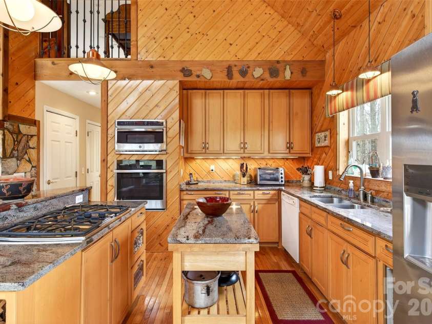 600 Sassafras Drive, Spruce Pine, NC 28777.  MLS# CAR4408347, YatesRealty ID 40083. 