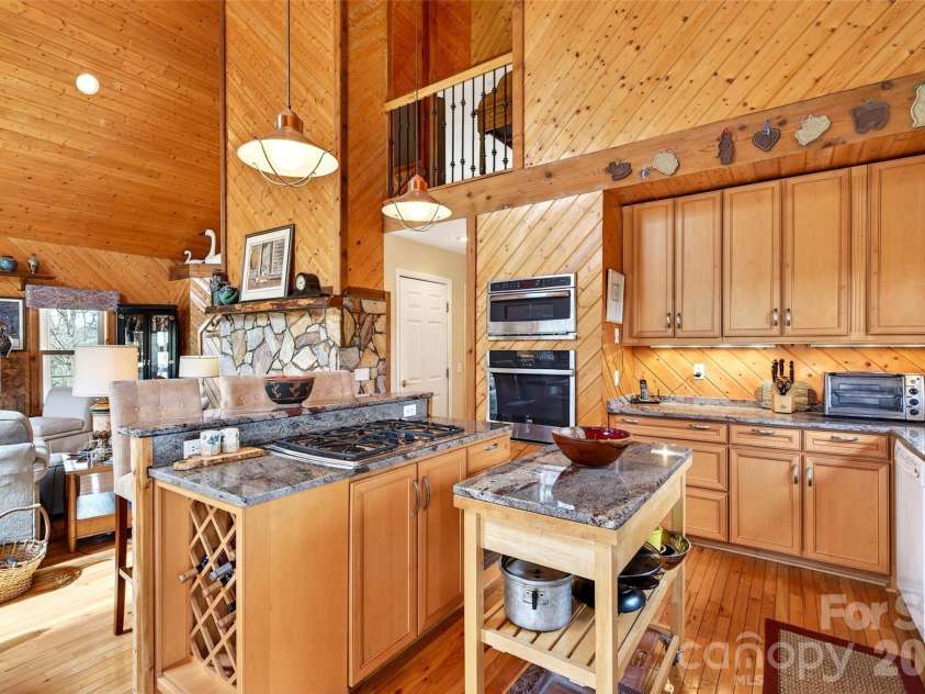 600 Sassafras Drive, Spruce Pine, NC 28777.  MLS# CAR4408347, YatesRealty ID 40083. 