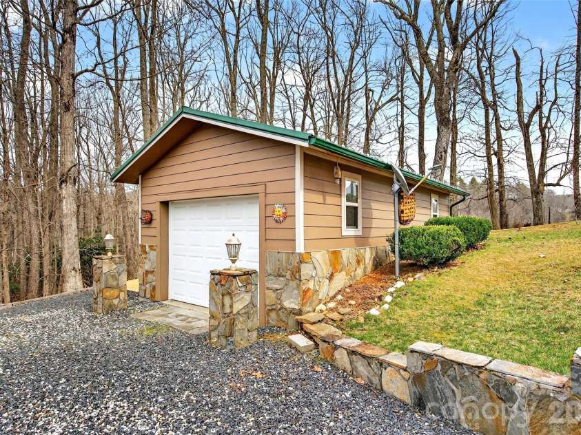 600 Sassafras Drive, Spruce Pine, NC 28777.  MLS# CAR4408347, YatesRealty ID 40083. 