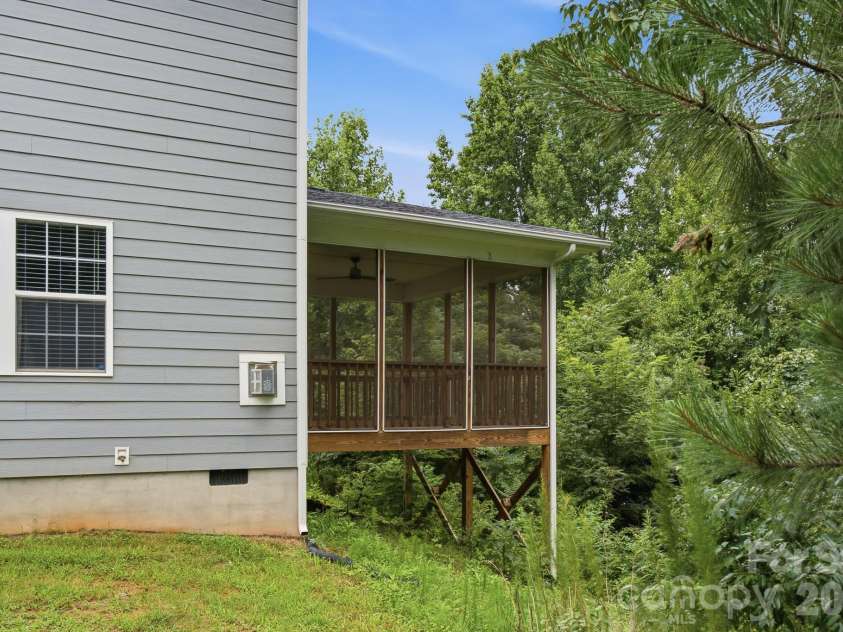 123 Bunker Hill Lane, Statesville, NC 28677.  MLS# CAR4408443, YatesRealty ID 40088. 