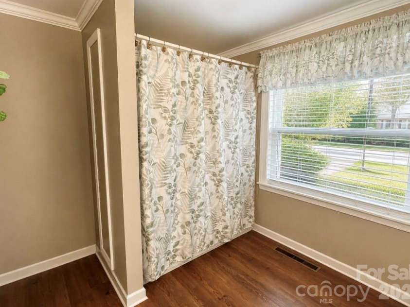 436 Club Drive, Gastonia, NC 28054.  MLS# CAR4408035, YatesRealty ID 40089. Main house bath