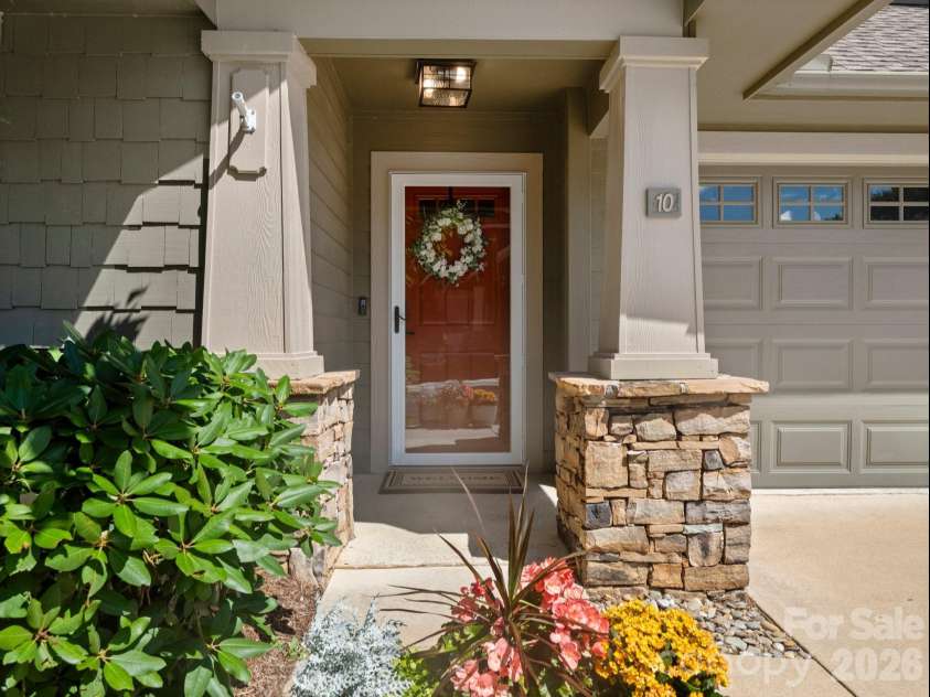 10 Gray Wolf Lane, Hendersonville, NC 28792.  MLS# CAR4267115, YatesRealty ID 4009. 