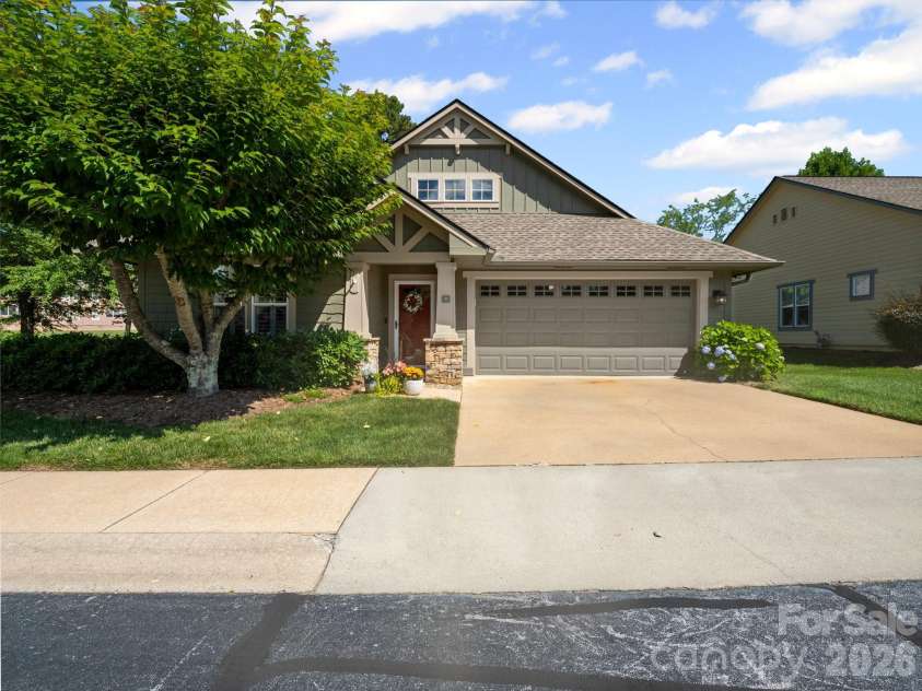 10 Gray Wolf Lane, Hendersonville, NC 28792.  MLS# CAR4267115, YatesRealty ID 4009. 