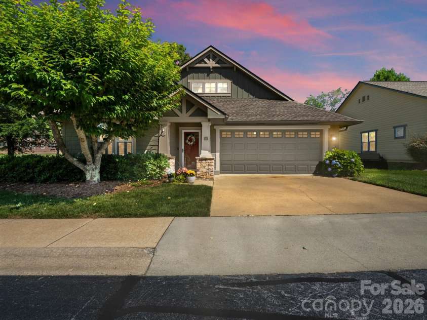 10 Gray Wolf Lane, Hendersonville, NC 28792.  MLS# CAR4267115, YatesRealty ID 4009. 