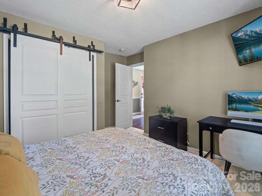 10 Gray Wolf Lane, Hendersonville, NC 28792.  MLS# CAR4267115, YatesRealty ID 4009. 