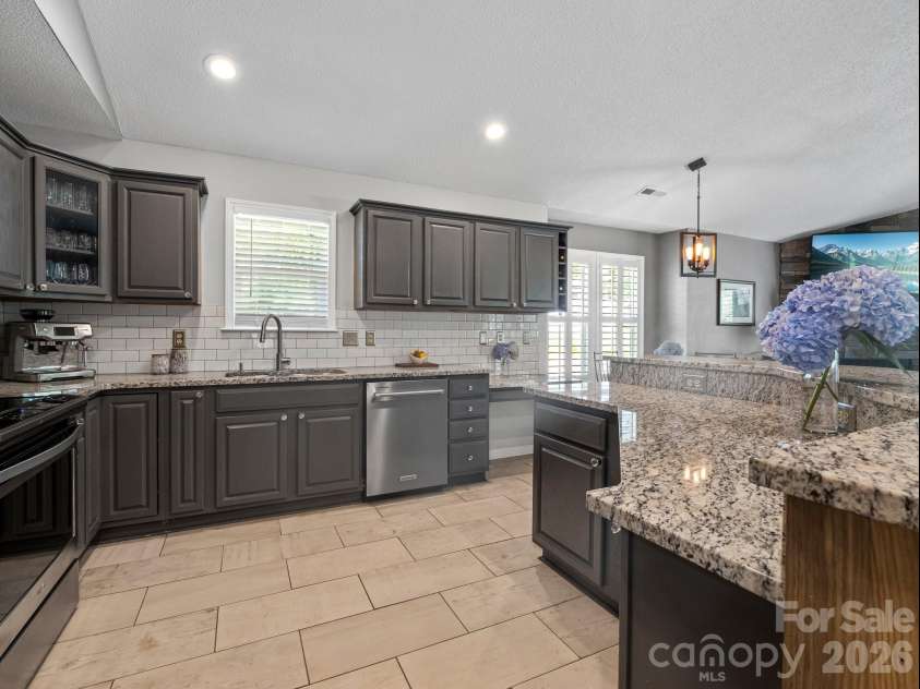 10 Gray Wolf Lane, Hendersonville, NC 28792.  MLS# CAR4267115, YatesRealty ID 4009. 