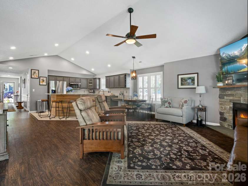 10 Gray Wolf Lane, Hendersonville, NC 28792.  MLS# CAR4267115, YatesRealty ID 4009. 