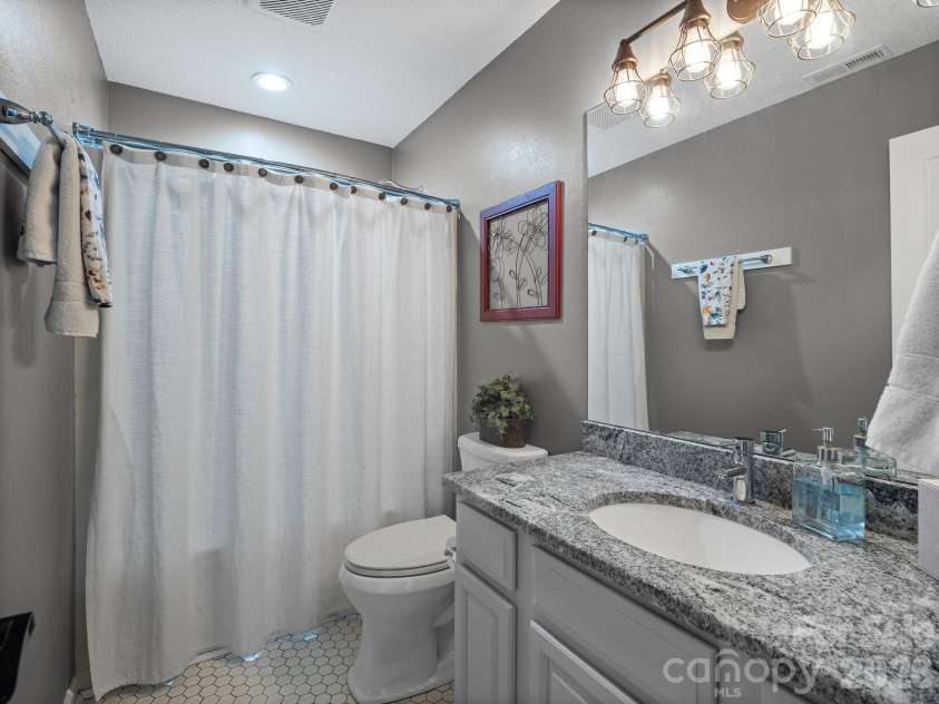 10 Gray Wolf Lane, Hendersonville, NC 28792.  MLS# CAR4267115, YatesRealty ID 4009. Hall Bath