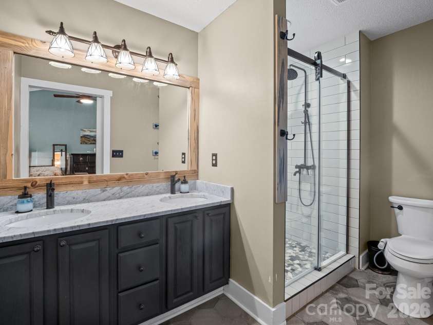 10 Gray Wolf Lane, Hendersonville, NC 28792.  MLS# CAR4267115, YatesRealty ID 4009. Primary En-suite Bath