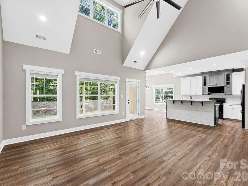 5005 Oconee Drive, Stanley, NC 28164.  MLS# CAR4402337, YatesRealty ID 40096. Great room