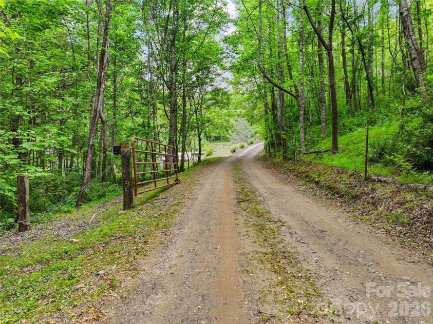 125 Harris Circle, Sylva, NC 28779.  MLS# CAR4389308, YatesRealty ID 40099. 