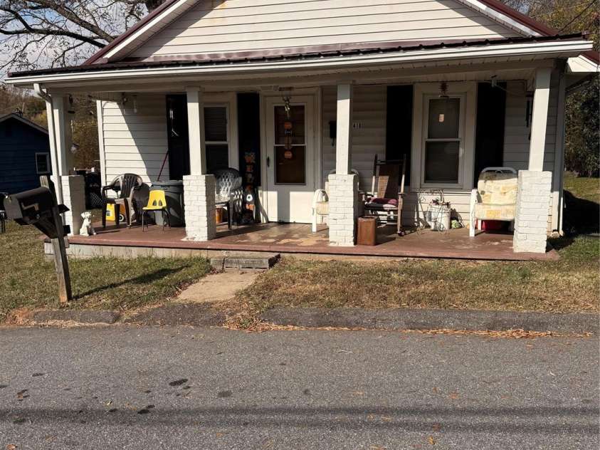 1418 Huggins Street, Statesville, NC 28677.  MLS# CAR4324884, YatesRealty ID 401. 