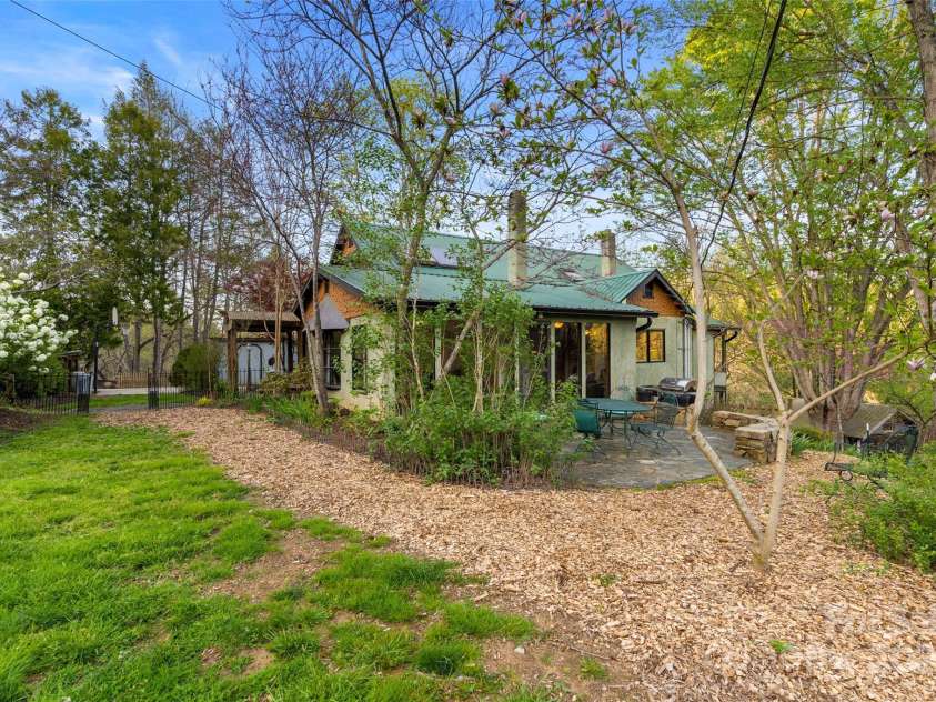 3717 Bend Of Ivy Road, Marshall, NC 28753.  MLS# CAR4209288, YatesRealty ID 401. Spacious farmhouse with bunk-room on the lower level