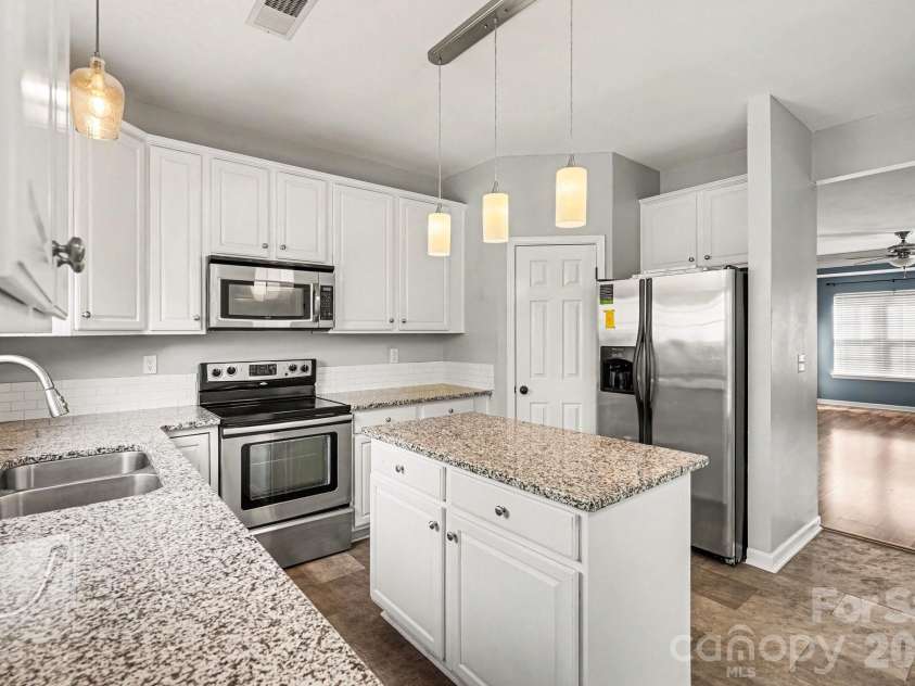 308 Langhorne Drive, Mount Holly, NC 28120.  MLS# CAR4405120, YatesRealty ID 40103. Stunning kitchen